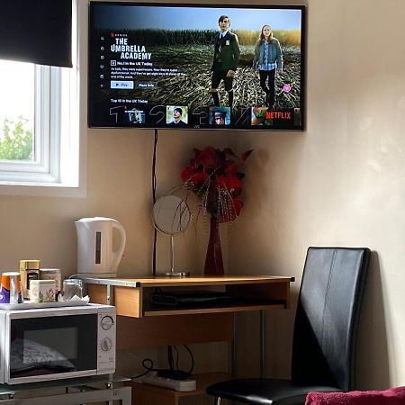 Quiet, spacious double bedroom! Peterborough Extérieur photo